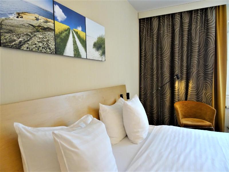 Standard Double Room image 4
