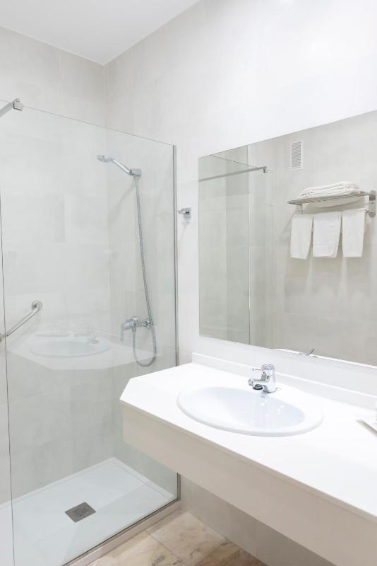 Double Room with Extra Bed image 1