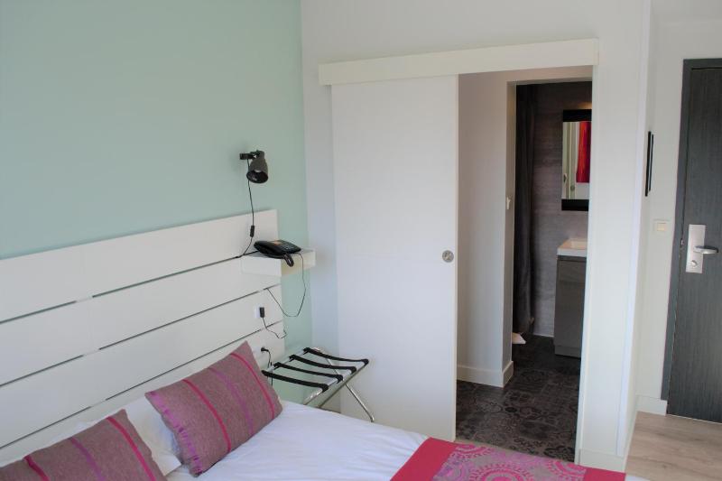 Standard Double Room image 3