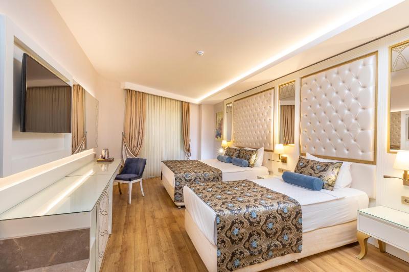 Standard  Room with Side Sea View image 1