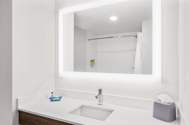 Deluxe King Room (No Resort Fee) image 2
