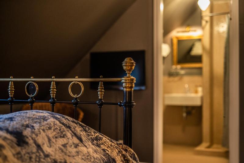 Classic Double Room image 2