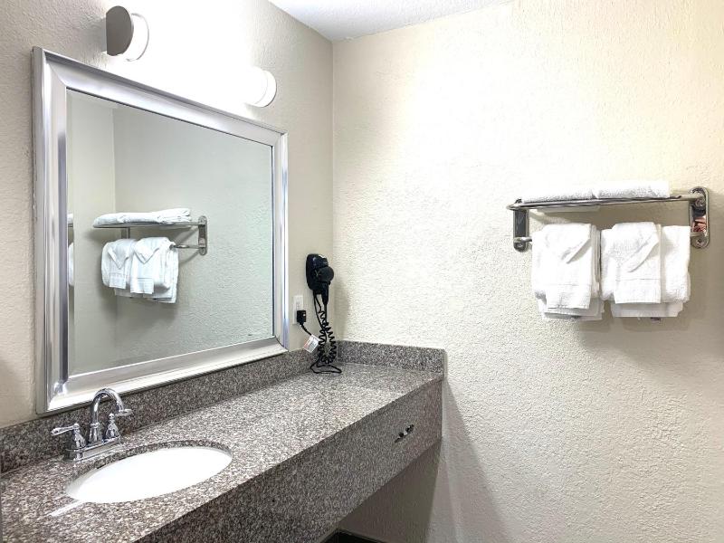 Rodeway Inn & Suites Fort Lauderdale Airport & Cruise Port - image 27