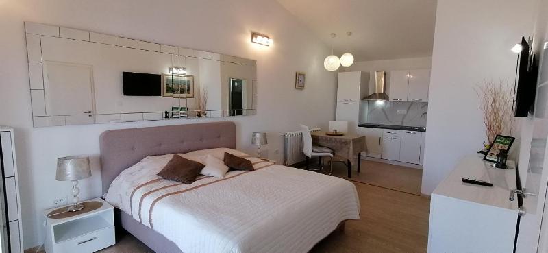 Beautiful sea view 6 luxury studio Danijela - image 10