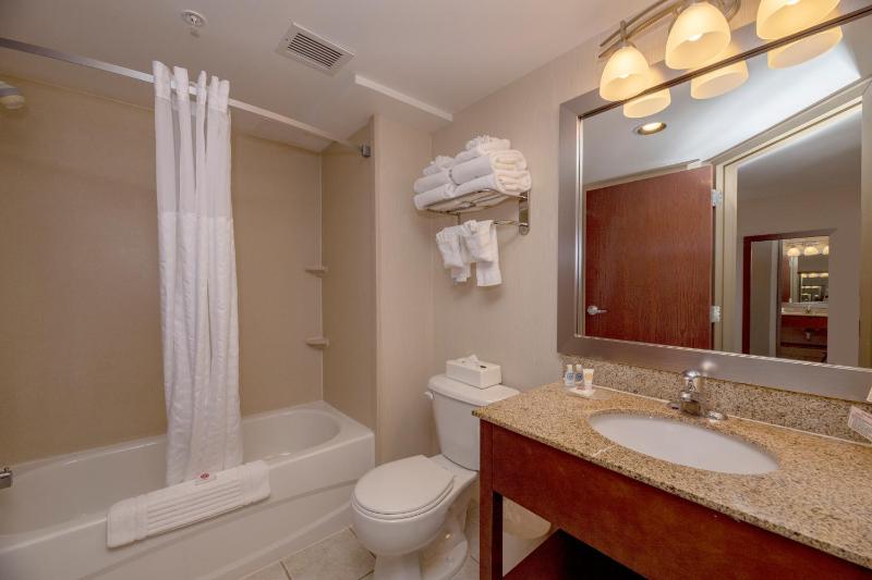 Queen Room with Two Queen Beds - Non-Smoking image 2