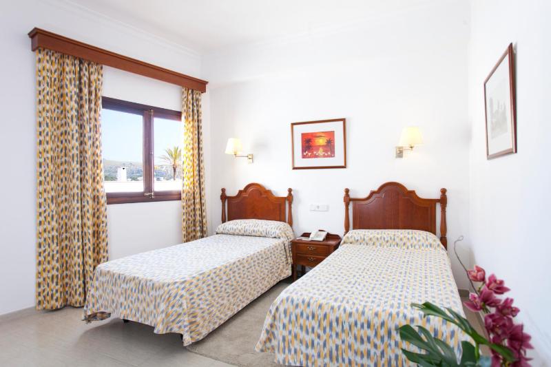 Standard Double Room image 3