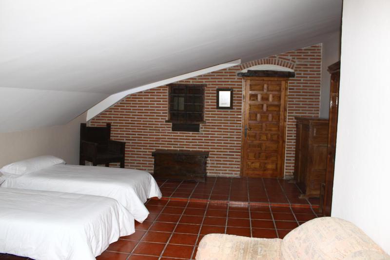 Large Family Room image 4
