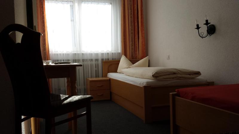 Twin Room image 4