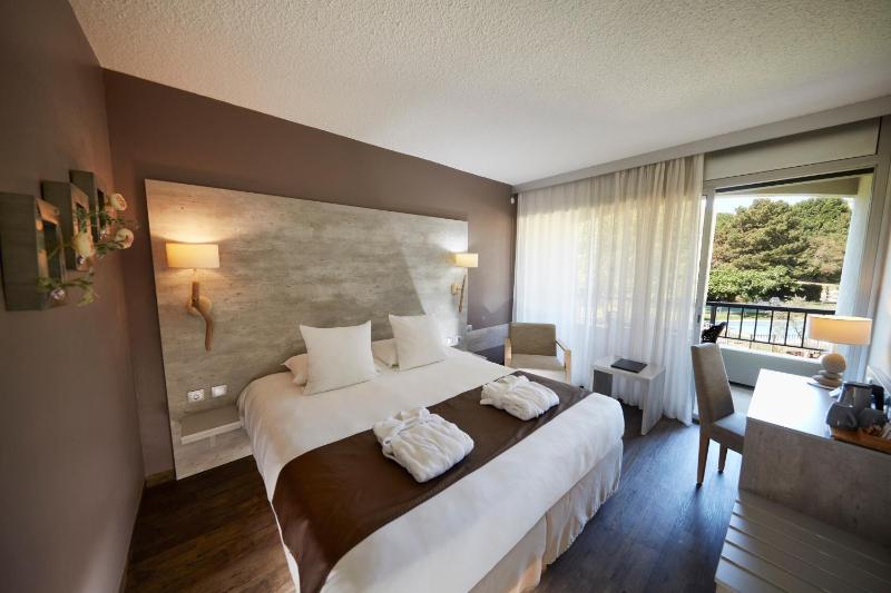 Standard Queen Room image 3