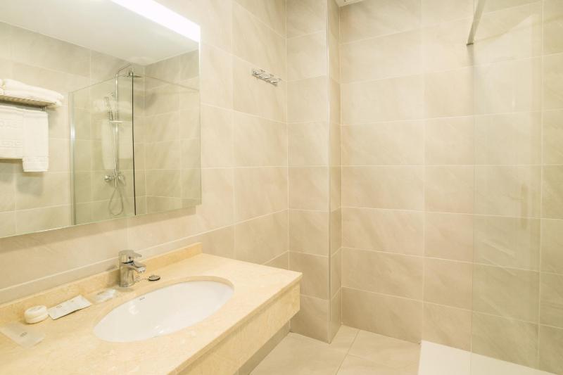 Superior Double or Twin Room with City View image 3
