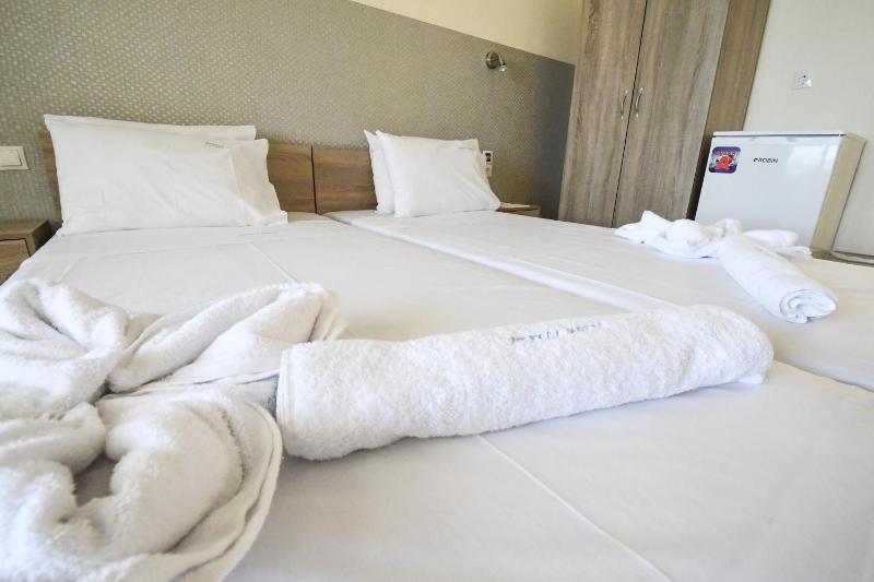 Economy Twin Room Poolside - Semi basement image 4