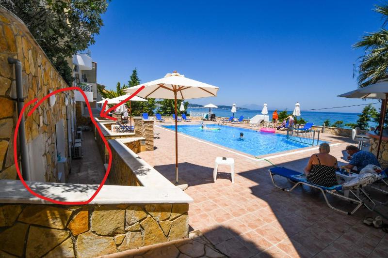 Economy Twin Room Poolside - Semi basement image 2