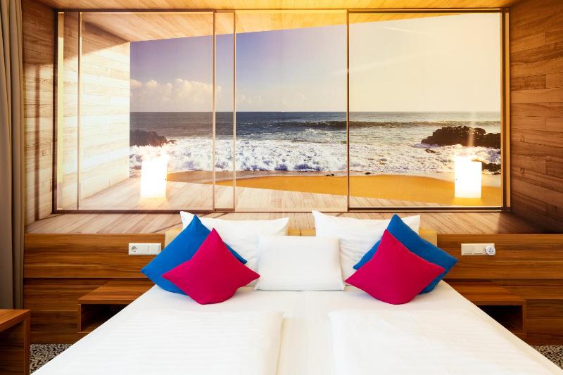 Double Room - adjoining building image 3