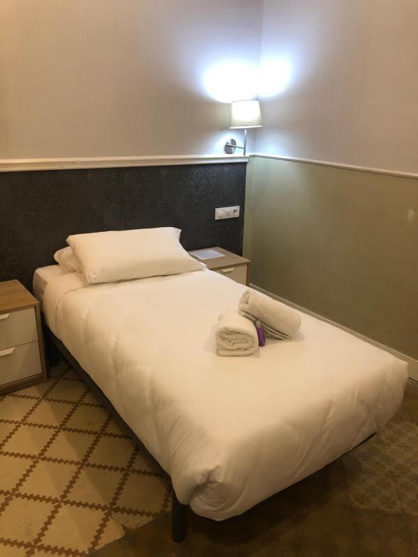 Single Room with Bathroom image 1
