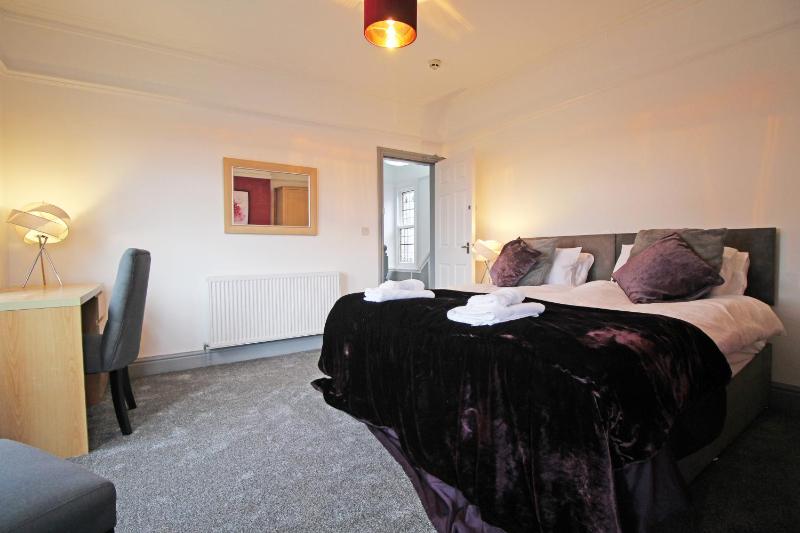 Large period Chester home right on the canal. - image 12