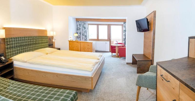 Deluxe Double Room with Balcony image 2