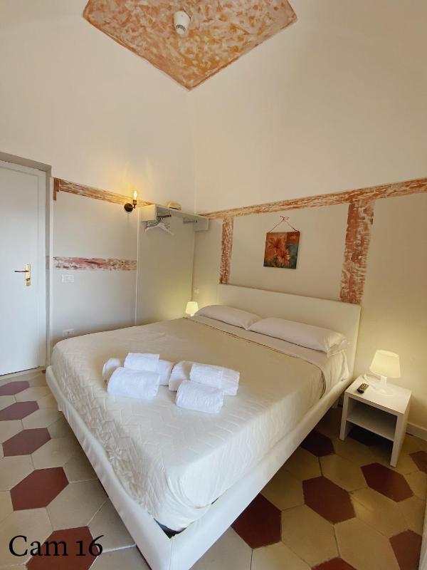 Basic Double Room image 3