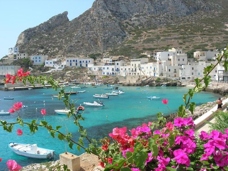 La stanza vicino al mare , una camera da letto e bagno con balcone vista mare Images