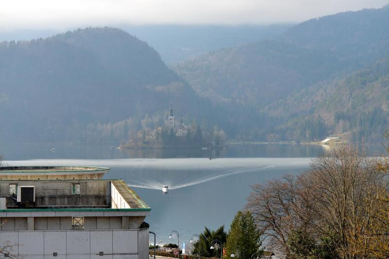 Double Room with Lake View image 4
