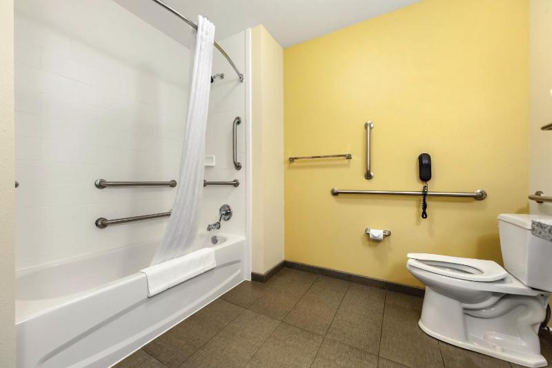 Queen Room with Two Queen Beds - Accessible/Non-Smoking  image 2