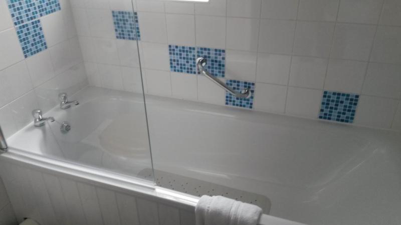 Single Room with Private External Bathroom image 2