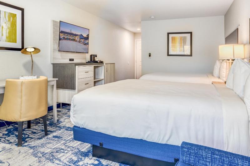 Queen Room with Two Queen Beds - Disability Access image 4