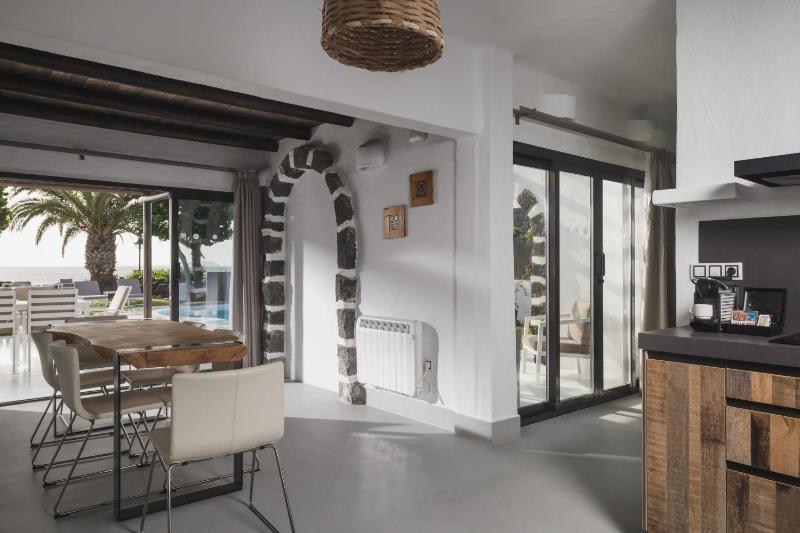 Three-Bedroom Villa with Sea View and Private Pool image 4