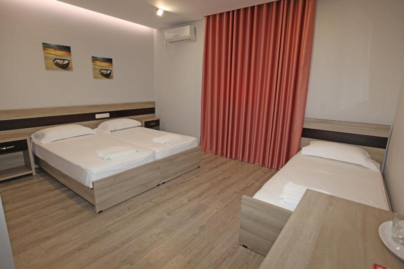 Economy Triple Room image 1