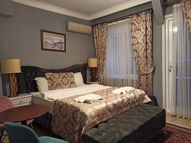 Deluxe Double Room with Balcony image 3