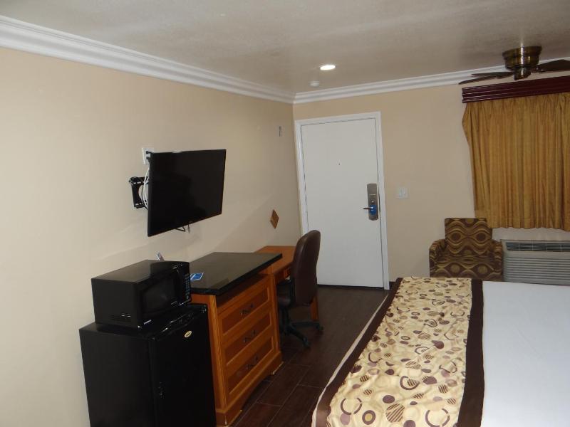 King Room - Accessible/Non-Smoking image 4
