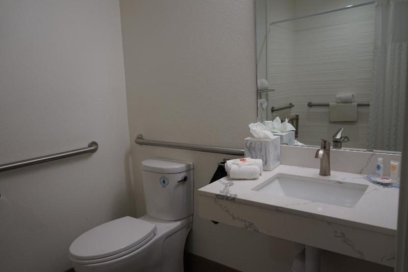 King Room - Accessible/Non-Smoking image 2