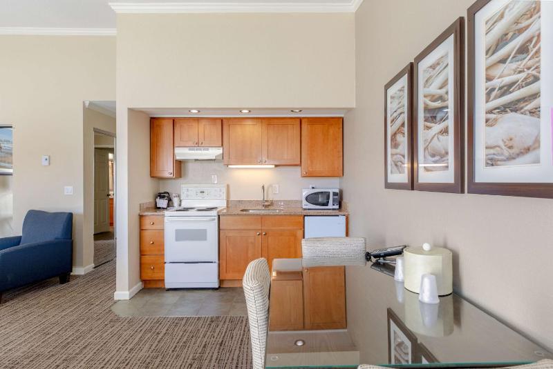 King Suite with Sofa Bed - Partial Ocean View/No Pets Allowed image 4