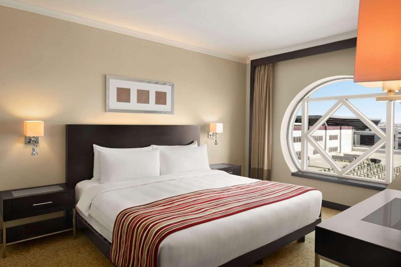 Executive King Suite - Non-Smoking image 4