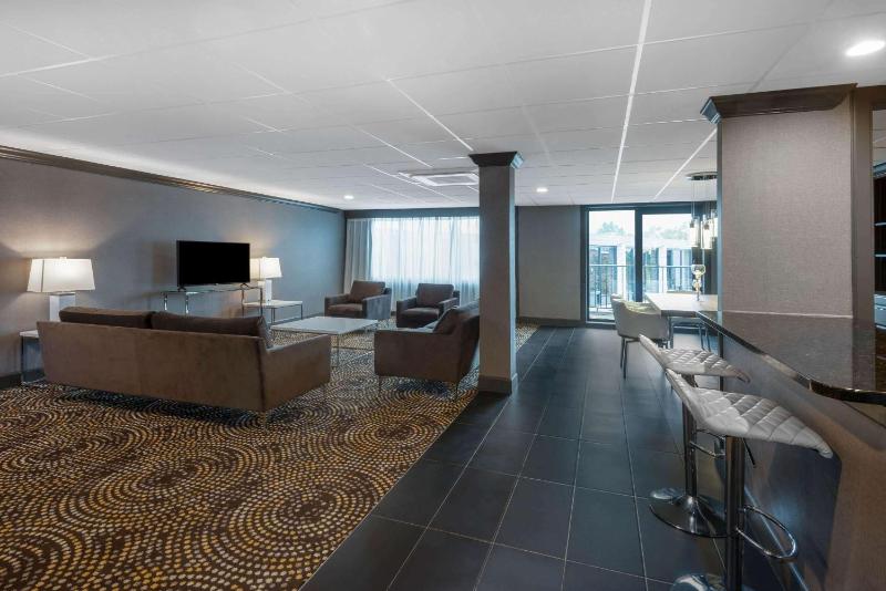 1 King, 2 Queen Beds, Deluxe Two Bedroom Suite, Non-Smoking image 3