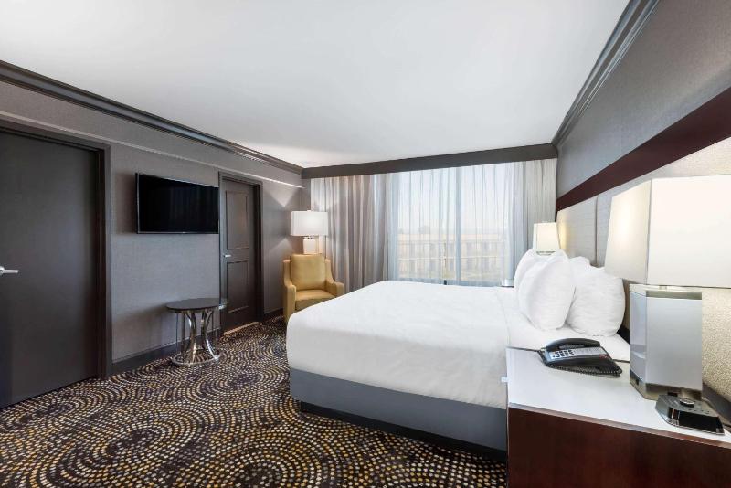 1 King Bed, 2 Queen Beds, Presidential Two Bedroom Suite, Non-Smoking image 3