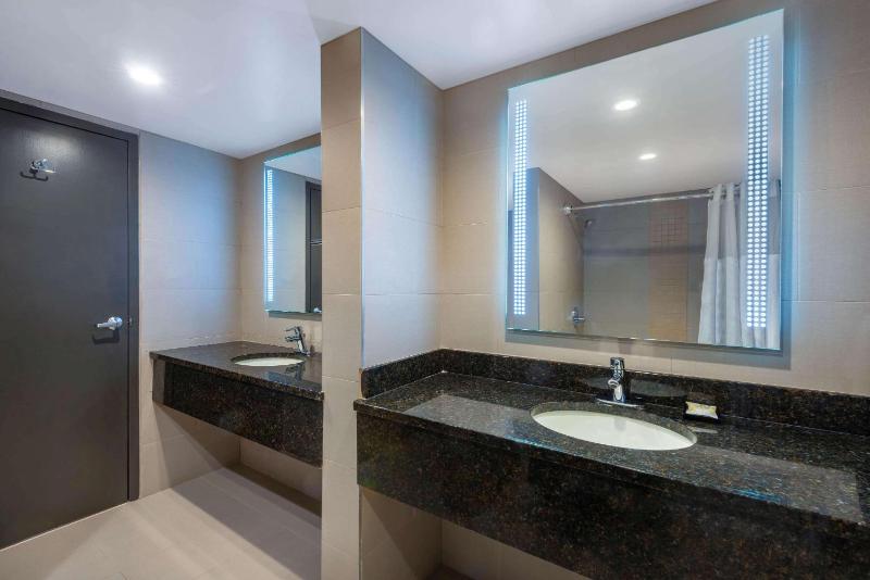 1 King, 2 Queen Beds, Deluxe Two Bedroom Suite, Non-Smoking image 2