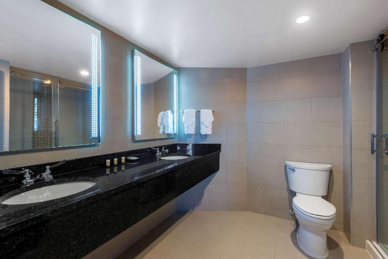 1 King Bed, One Bedroom Pool View Suite, Non-Smoking image 4