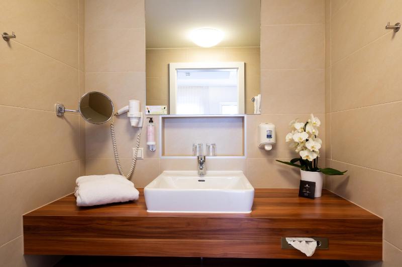 Double Room - adjoining building image 2