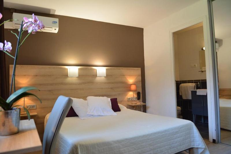 Double Room with Extra Bed image 2