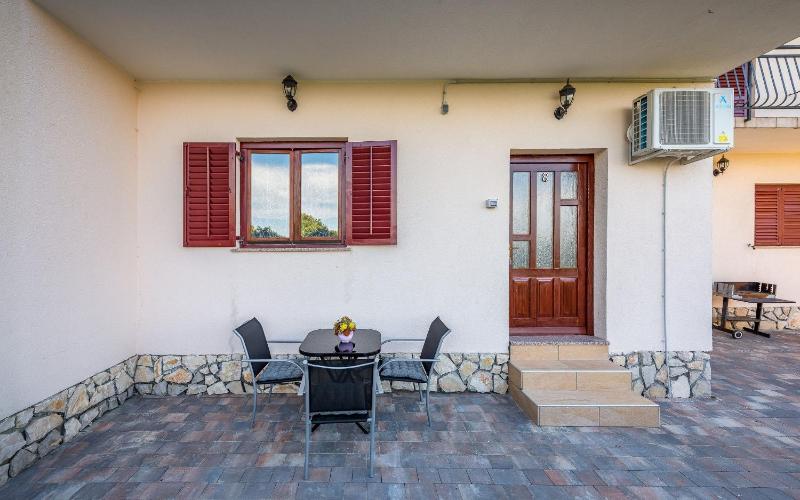 One-Bedroom Apartment with Terrace image 3