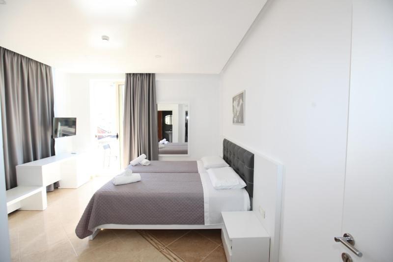 Triple Room with Balcony image 1