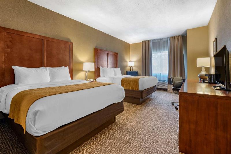 Queen Room with Two Queen Beds - Non-Smoking image 1