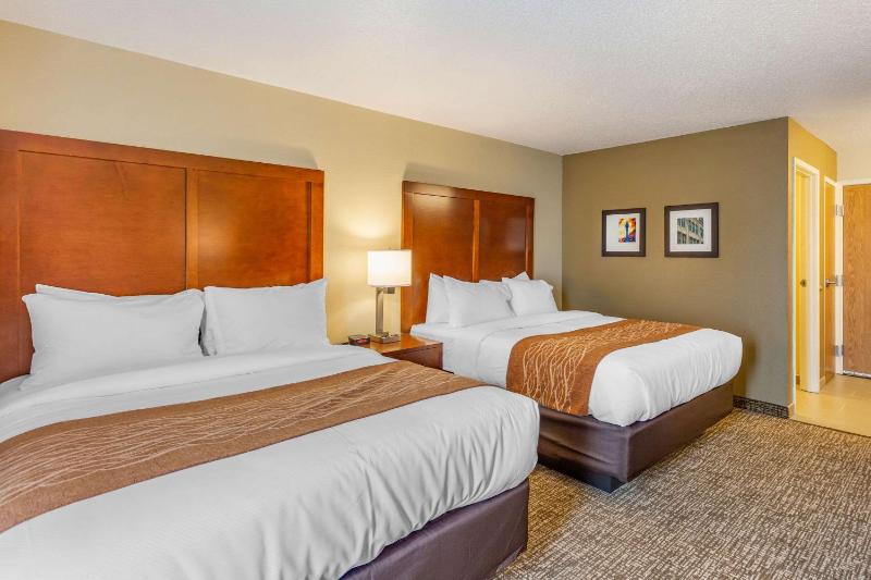 Queen Room with Two Queen Beds - Non-Smoking image 3