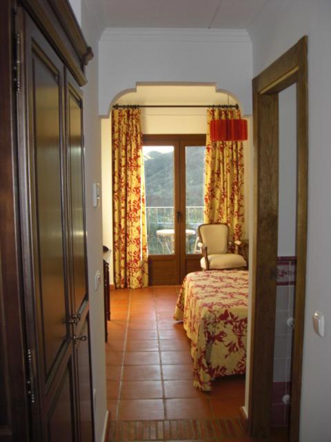 Double Room with Balcony and Sea View image 3