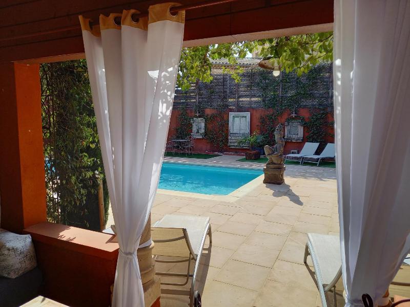 Double Room with Pool View image 2