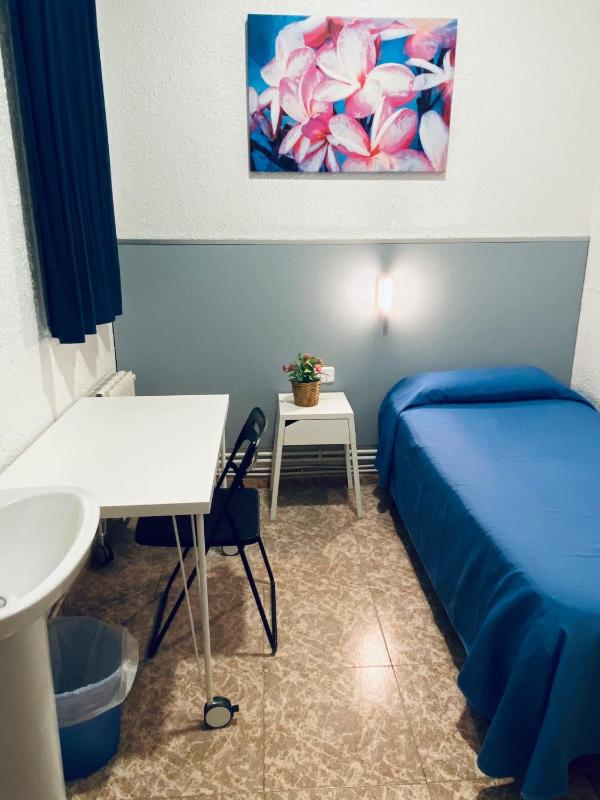Single Room with Shared Bathroom image 1
