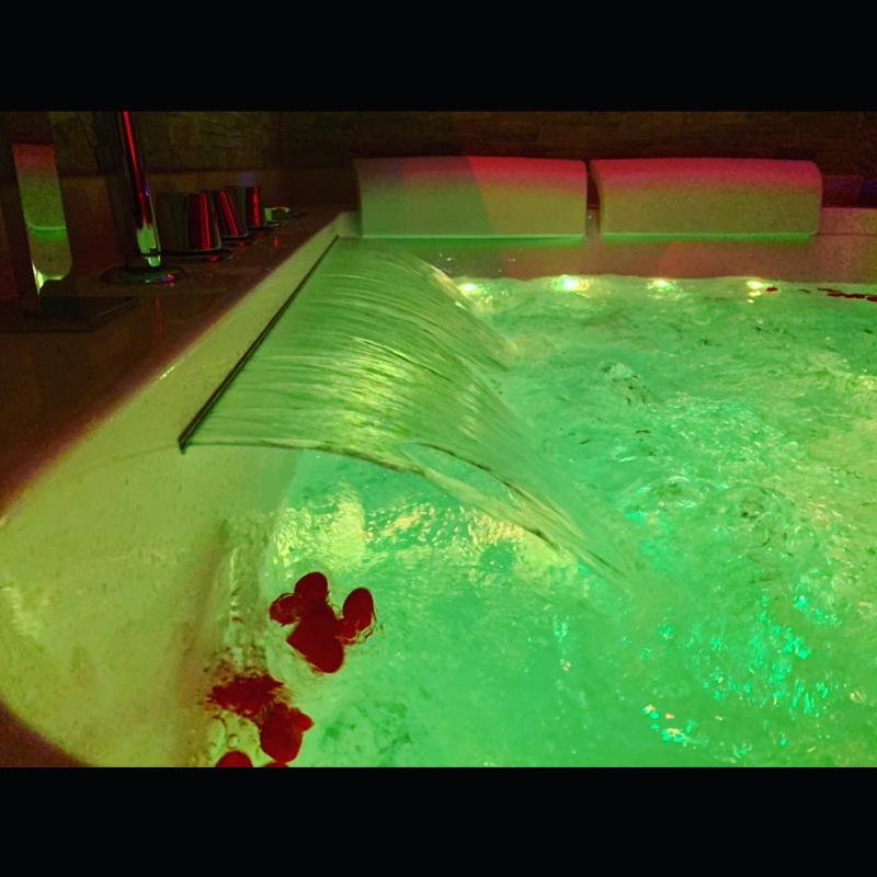 Suite with Spa Bath image 1