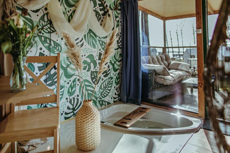 Bungalow with Jacuzzi 6 image 2