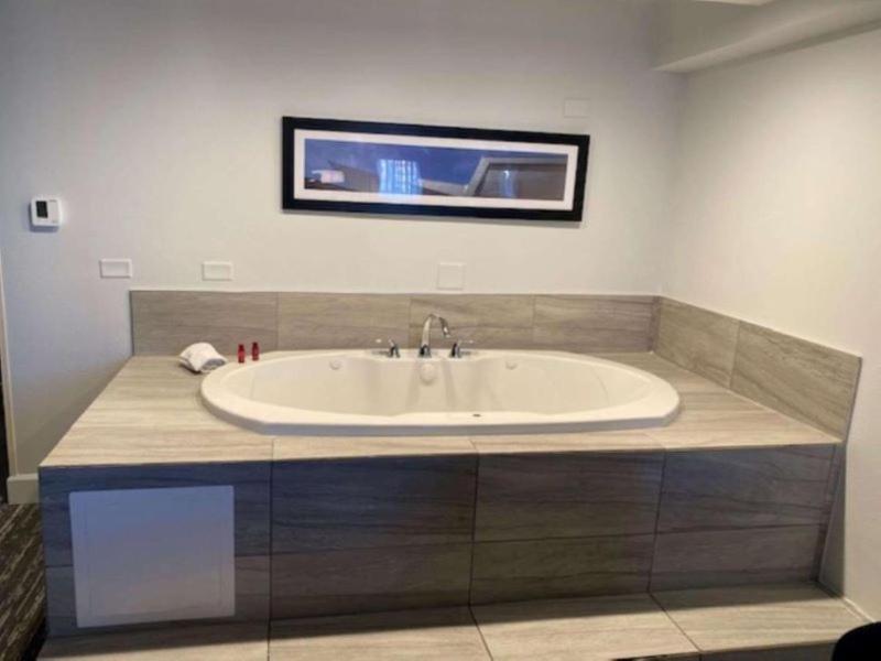 King Suite with Jetted Tub - Poolside image 3