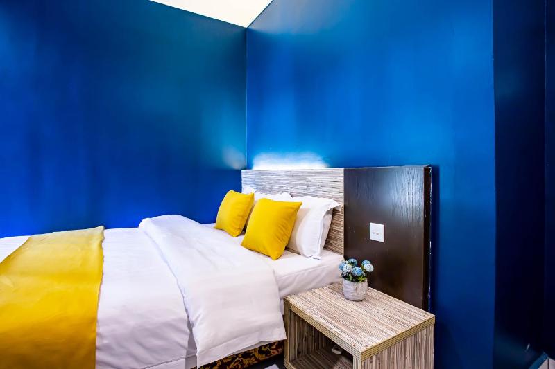 Deluxe Queen Room image 3